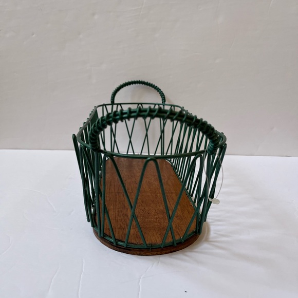 Green metal wire basket with wood base. - Picture 6 of 8